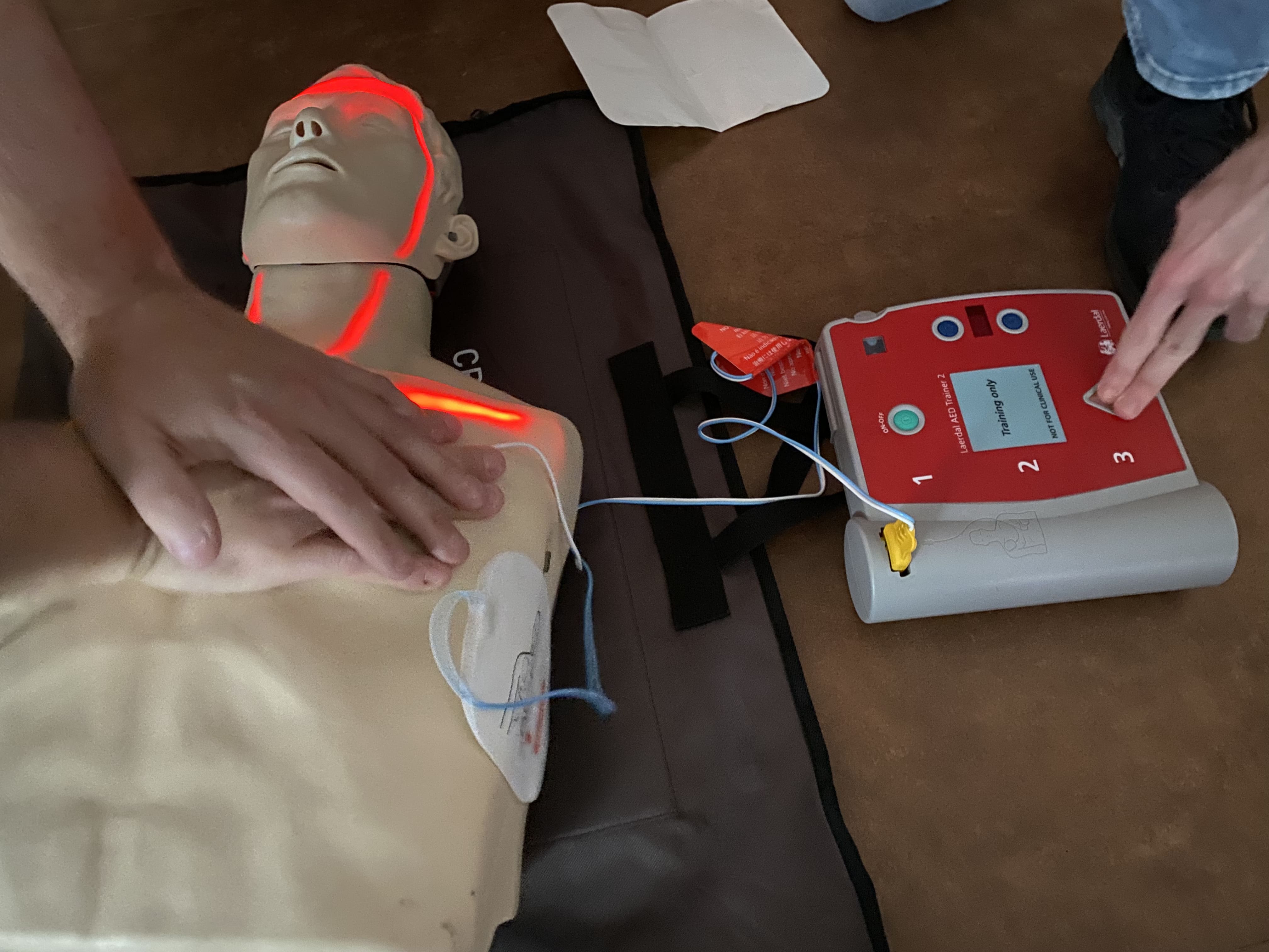 mannequin-defibrillateur-formation Formation AFGSU 2 avec mannequin et défibrillateur