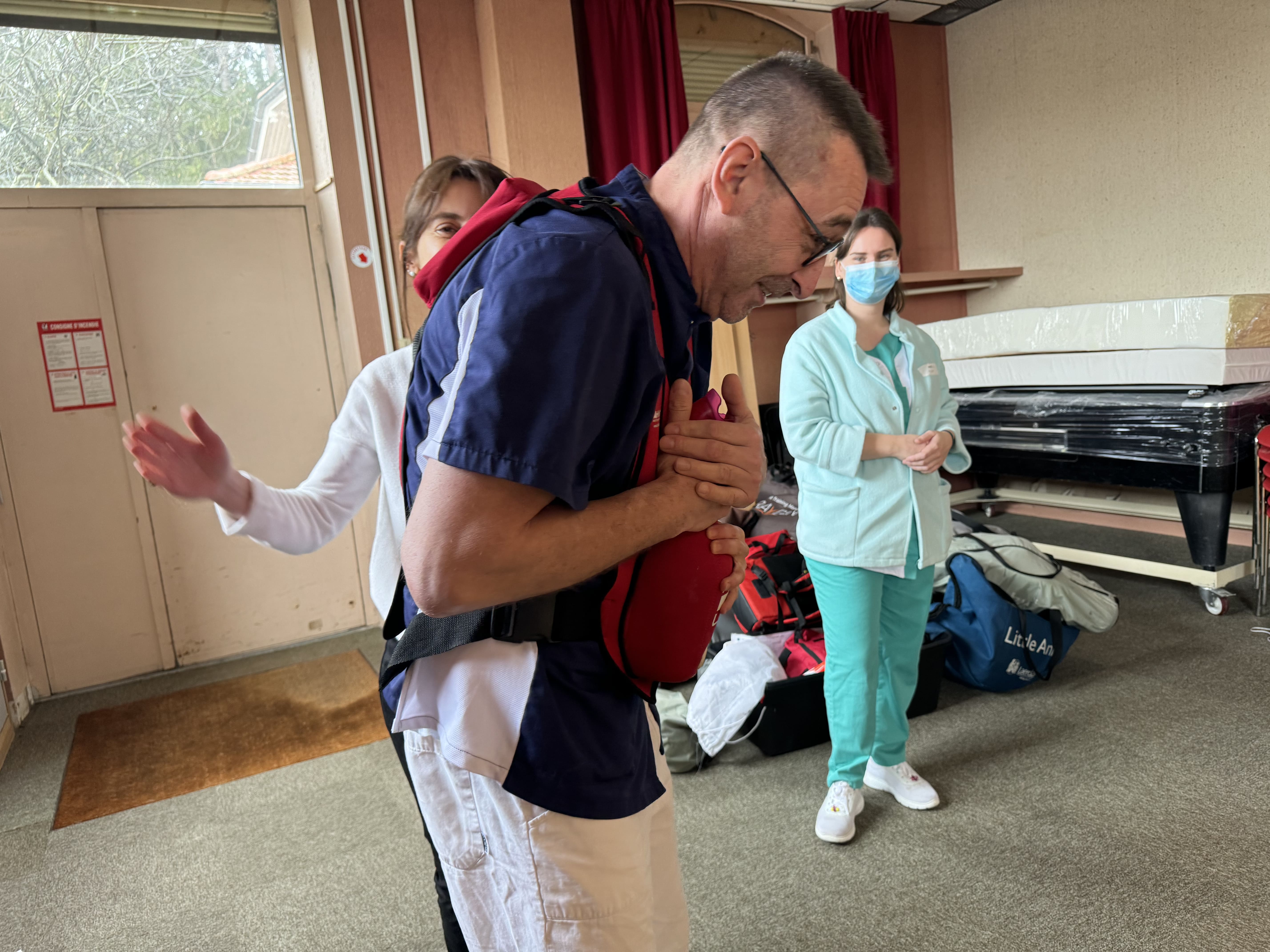 Formation pratique AFGSU avec participants en action.