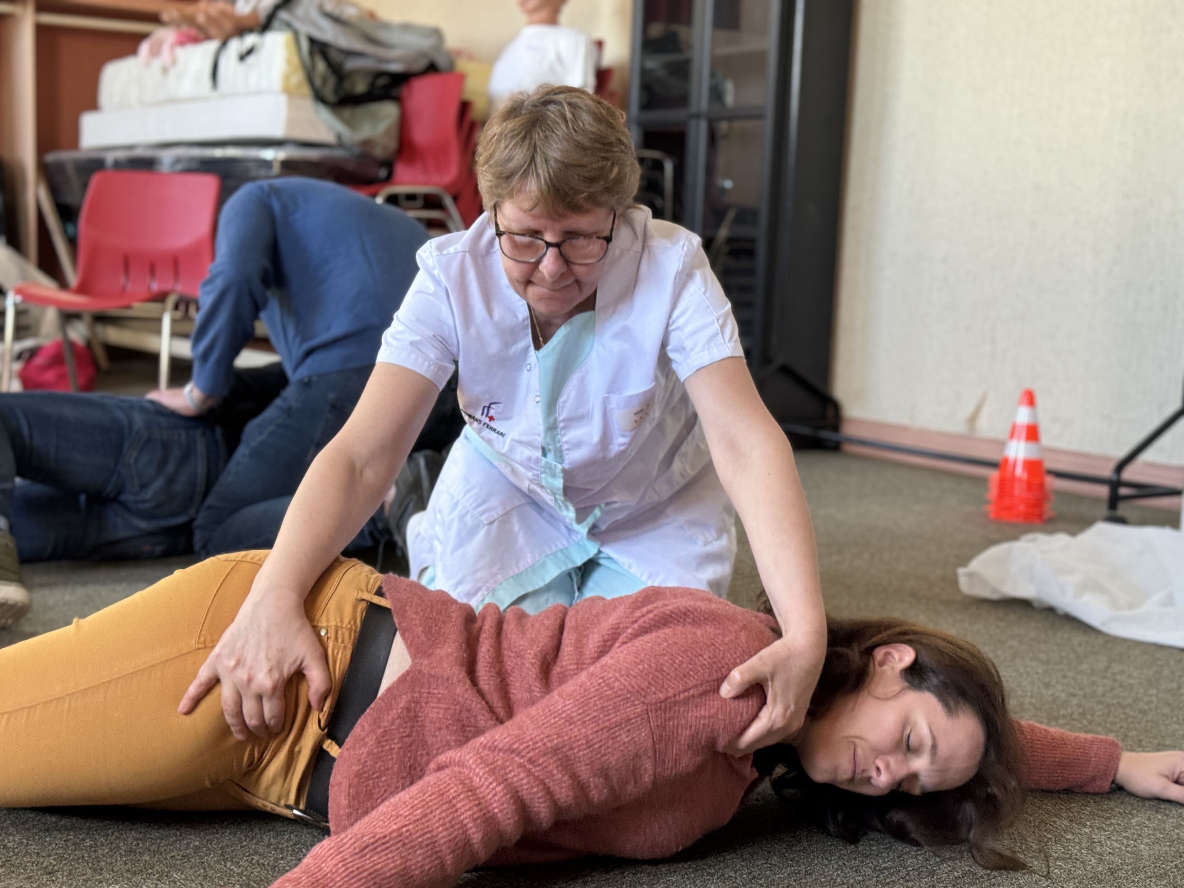 Formation AFGSU 1 avec des participants en situation de simulation.
